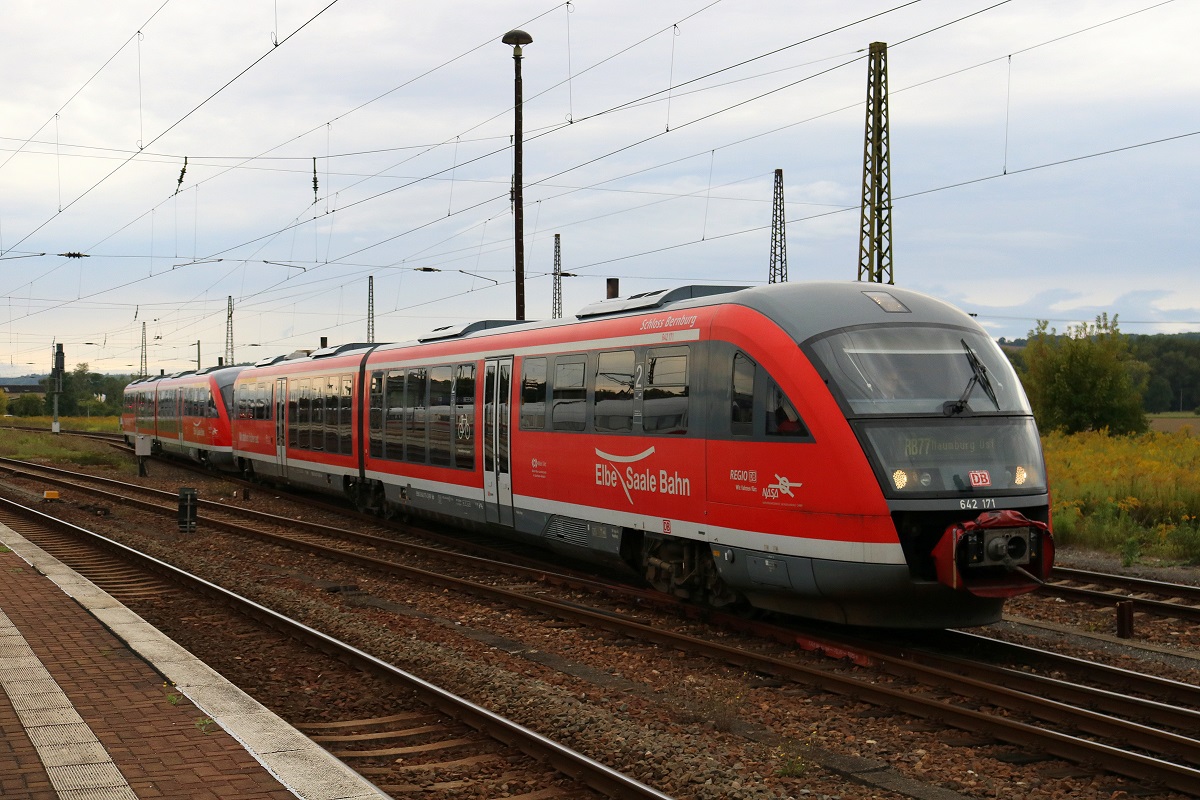 642 171  Schloss Bernburg  und ein weiterer 642 (Siemens Desiro Classic) der Elbe-Saale-Bahn (DB Regio Südost) als RB 26871 (RB77) von Nebra nach Naumburg(Saale)Ost verlassen Naumburg(Saale)Hbf. [9.9.2017 | 10:29 Uhr]
