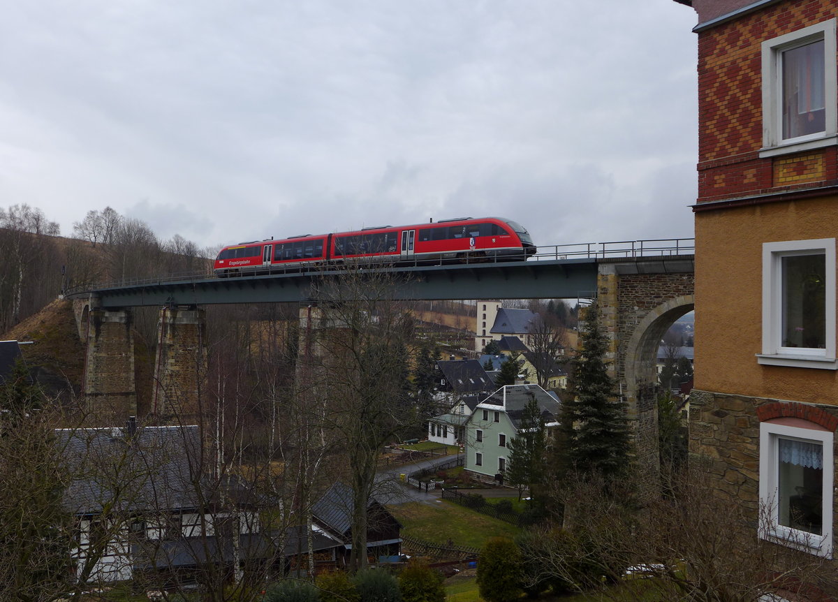 642 197   Thermalbad Wiesenbad  hat als RB 80 (Cranzahl - Chemnitz Hbf) den Bahnhof von Cranzahl verlassen und befährt nun das Viadukt Cranzahl.

Cranzahl, 22. März 2016