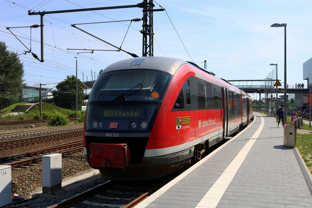 642 221 (Siemens Desiro Classic) mit einem Schwestertriebwagen der Elbe-Saale-Bahn (DB Regio Südost) als RB 26315 (RB35) nach Stendal steht im Startbahnhof Wolfsburg Hbf auf Gleis 9 bereit. [19.7.2017 - 10:52 Uhr]