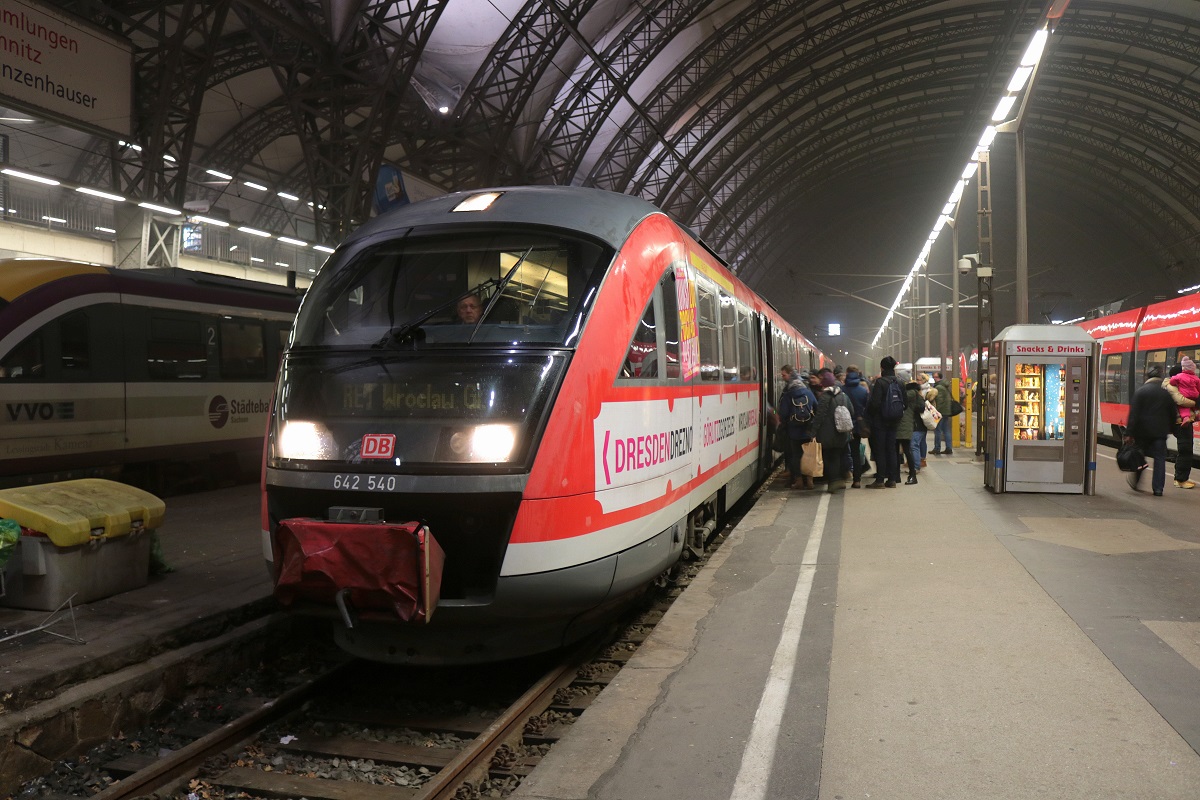 642 540 (Siemens Desiro Classic) von DB Regio Südost als TLX74113 (RE1) nach Wroclaw Glowny steht in seinem Startbahnhof Dresden Hbf abweichend auf Gleis 9 bereit. [16.12.2017 | 17:47 Uhr]