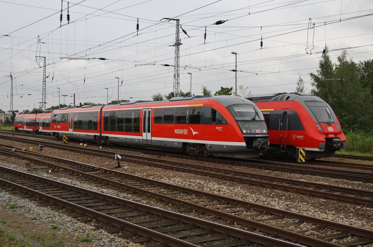 642 553-1 erreicht als RB11 (RB13130) von Tessin nach Wismar den Rostocker Hauptbahnhof und passiert dabei den abgestellten 442 345-5. (4.9.2016)