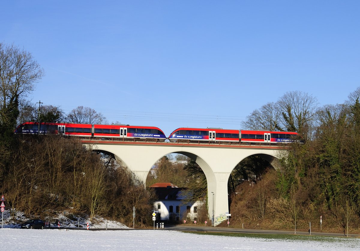 643 & 643 der Euregiobahn aus Herzogenrath auf einem Viadukt nahe Aachen West bei AC- Laurensberg am 21.1.2017