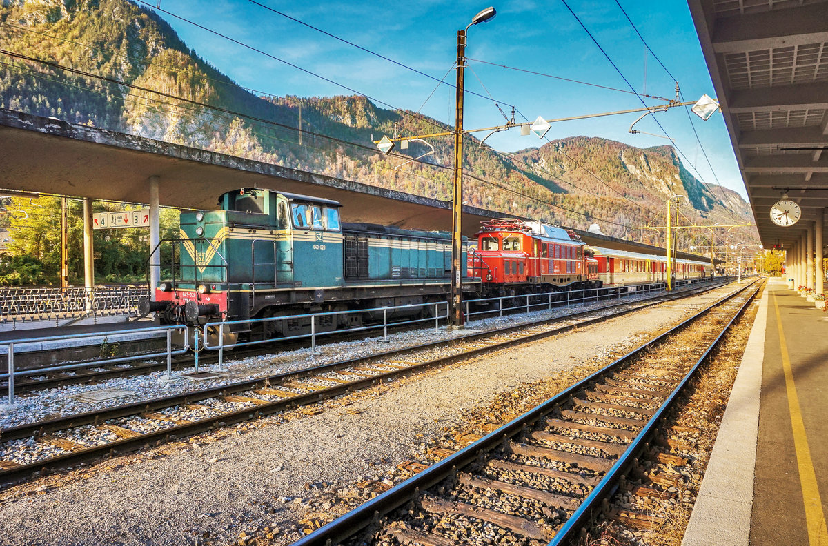 643 028-9 wird an die 1020 018-6 angekuppelt um diese wieder in den österreichischen 15kV Bereich zu verschieben.
Aufgenommen am 14.10.2017 im Bahnhof Jesenice.