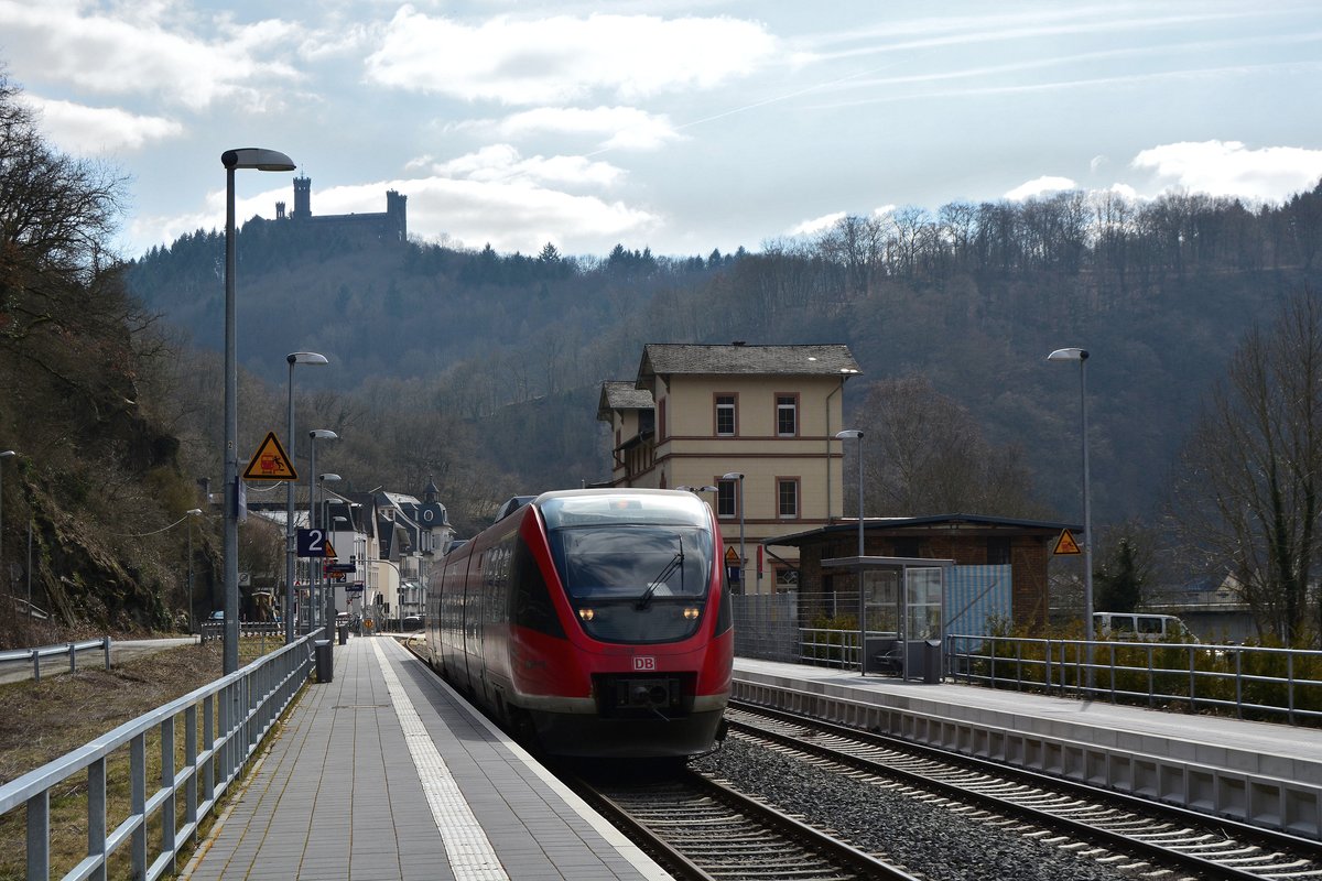 643 046 brummt als RE25 nach Gießen durch Balduinstein. Im Hintergrund ist das große Empfangsgebäude zu sehen welches heute in Privatbesitz ist und auf dem Berg ist das Schloss Schaumburg zu sehen.

Balduinstein 24.03.2018