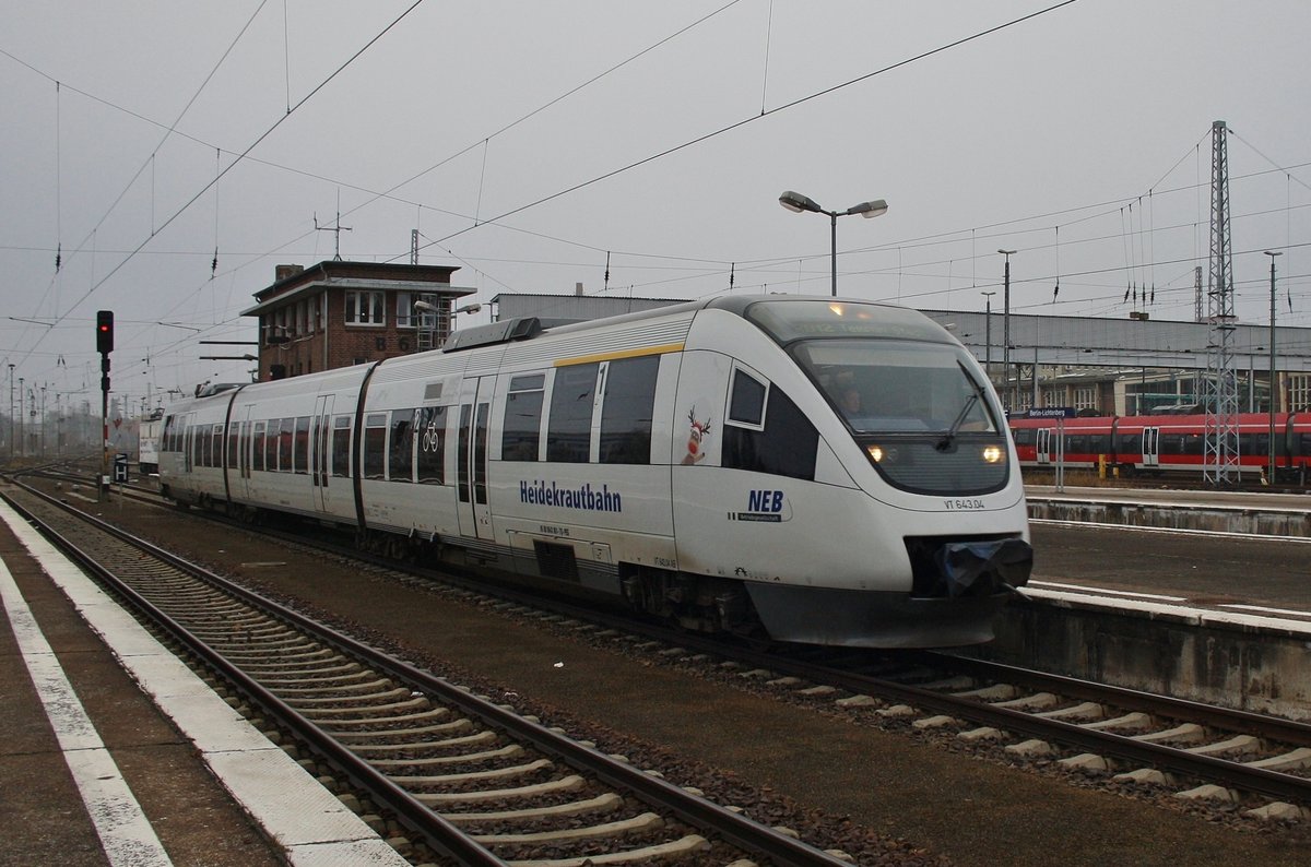 643 861-7 erreicht am 17.12.2016 als RB12 (RB61119) von Berlin Ostkreuz nach Templin Stadt den Bahnhof Berlin Lichtenberg.