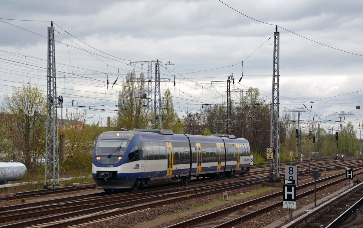 643 905 der NEB pendelte am 08.04.17 zwischen Berlin Ostkreuz und Werneuchen. Hier passiert VT 732 auf dem Weg zum Ostkreuz den S-Bahnhof Springpfuhl.