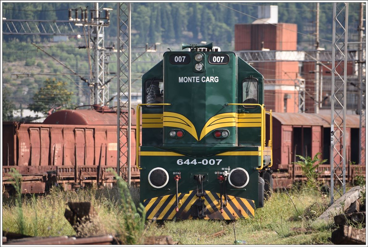 644-007 macht sich bereit für eine der seltenen Güterzugsfahrten Richtung Albanien. Podgorica. Aufnahme ab öffentlichem Fussweg. (03.08.2016)