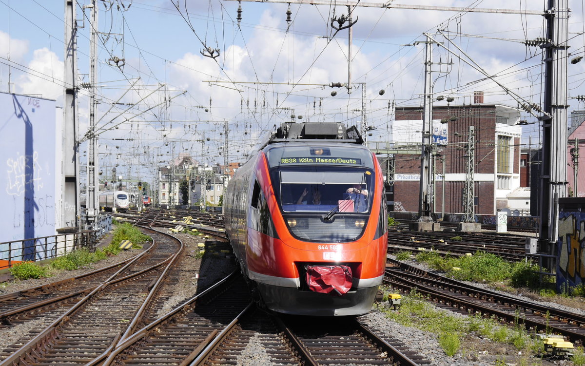 644 007 ist einer der wenigen Talente, die Köln noch hat. RB 38 fährt in den Kölner Hbf ein, 6.8.17. Gruß zurück an den Tf und Danke für die freundliche Begrüßung!