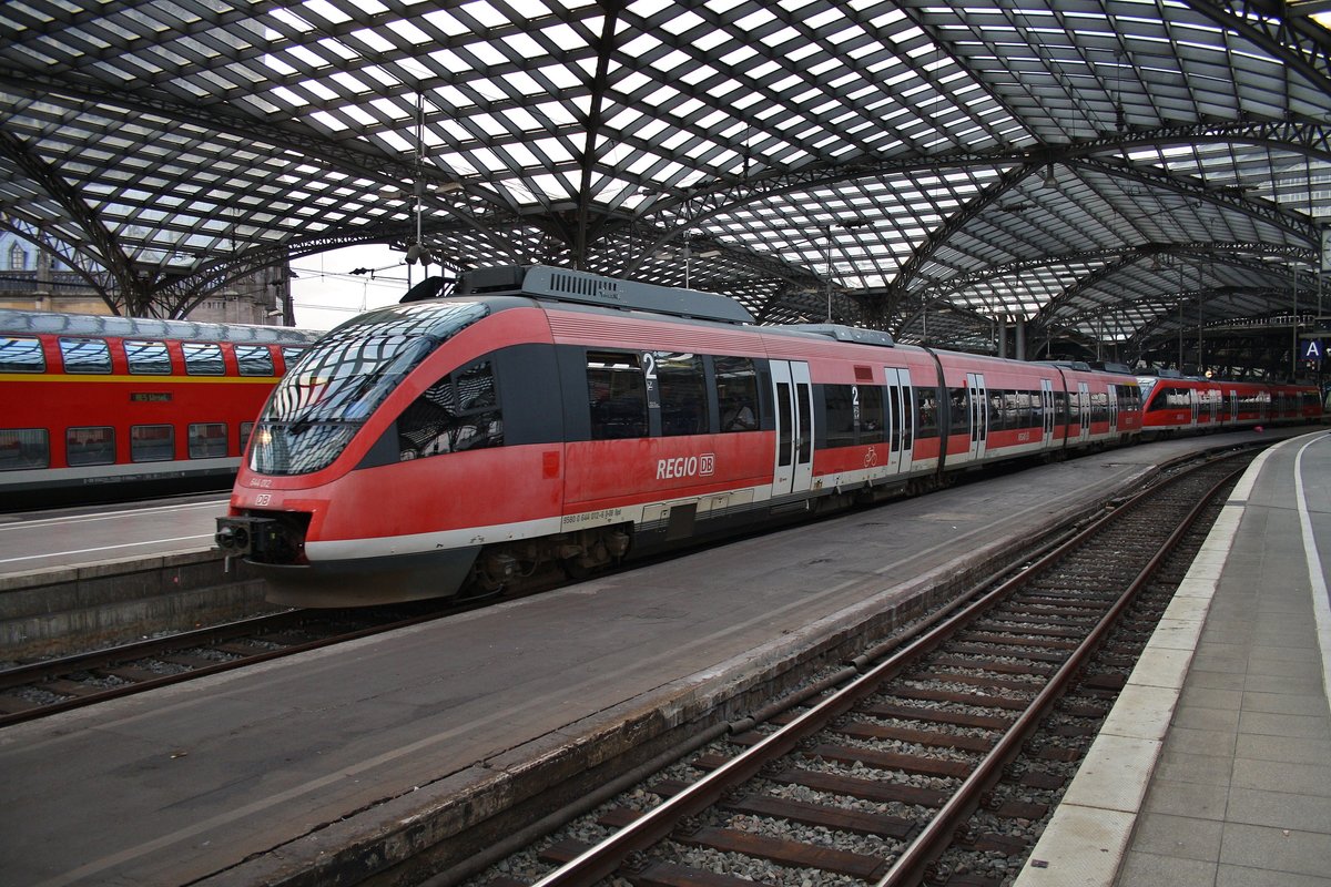 644 012-6 und 644 023-3 verlassen am 16.8.2017 als RB38 (RB11827)  Erftbahn  von Düsseldorf Hauptbahnhof nach Köln Messe/Deutz den Kölner Hauptbahnhof.