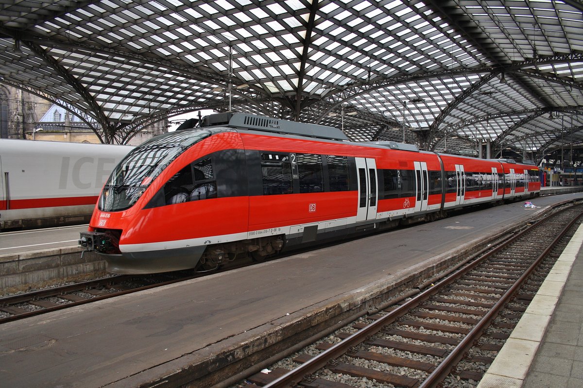 644 016-7 verlässt am 2.7.2017 als RB38 (RB11807)  Erftbahn  von Neuss Hauptbahnhof nach Köln Messe/Deutz den Kölner Hauptbahnhof.