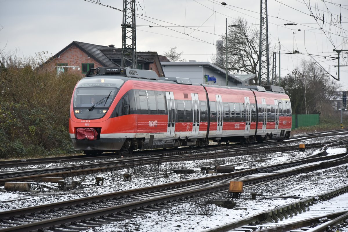 644 023 verlässt Grevenbroich als RB38 nach Neuss Hbf am Samstag den 9.12.2017 am letzten Diensttag.