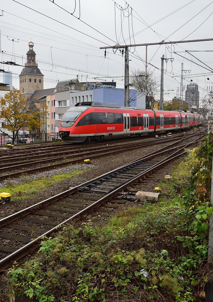 644 032 führt eine RB nach Köln Deutz/Messe, hier fährt der Zug in den Kölner Hbf ein.
30.10.2014