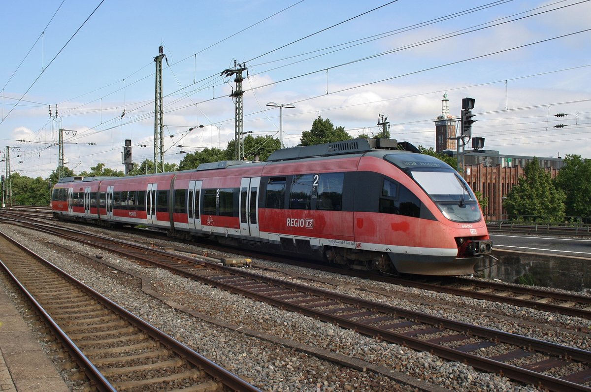 644 063-9 macht sich am 4.7.2017 als RB38 (RB11810)  Erftbahn  nach Düsseldorf Hauptbahnhof in Köln Messe/Deutz auf den Weg. 