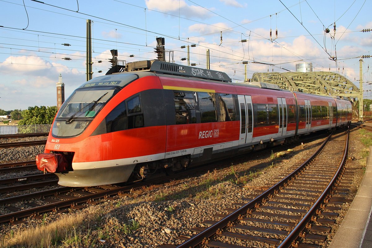 644 525-7 fährt am 2.7.2017 als RB38 (RB11832)  Erftbahn  von Köln Messe/Deutz nach Neuss Hauptbahnhof in den Kölner Hauptbahnhof ein.