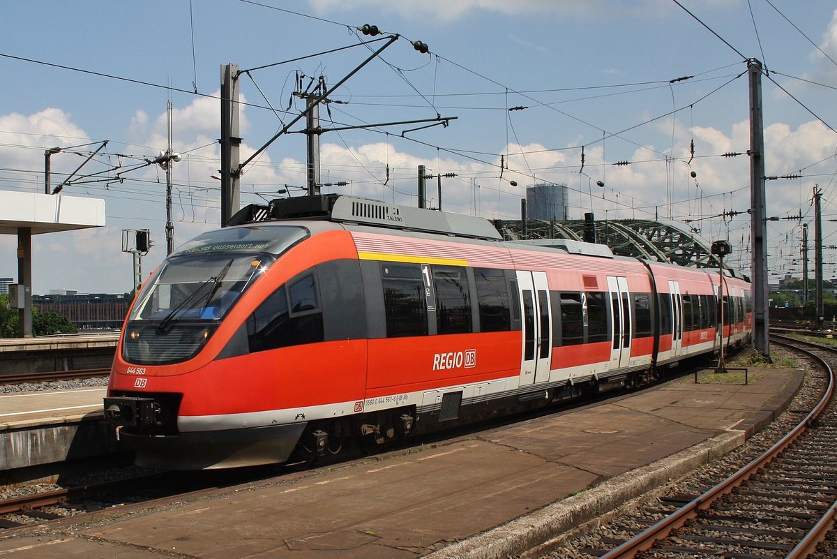 644 563-8 und 644 527-3 erreichen am 4.7.2017 als RB38 (RB11820)  Erftbahn  von Köln Messe/Deutz nach Düsseldorf Hauptbahnhof den Kölner Hauptbahnhof.