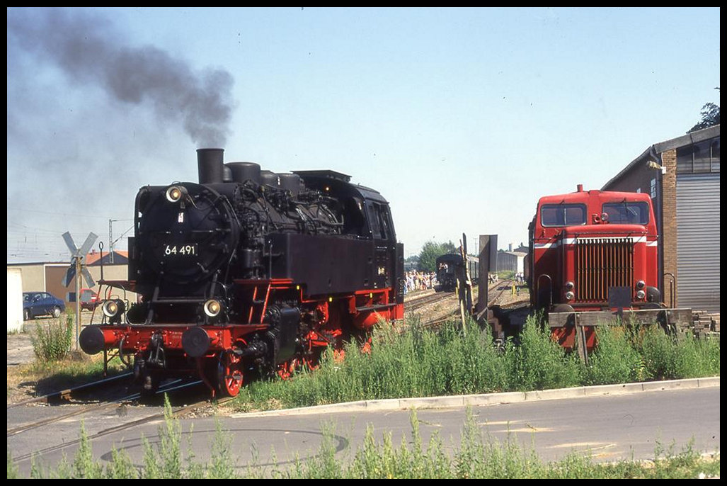 64491 rangiert hier am 30.7.1995 im Bahnhof Bohmte. Rechts steht die ehemalige WKB VL 2 Diesellok.