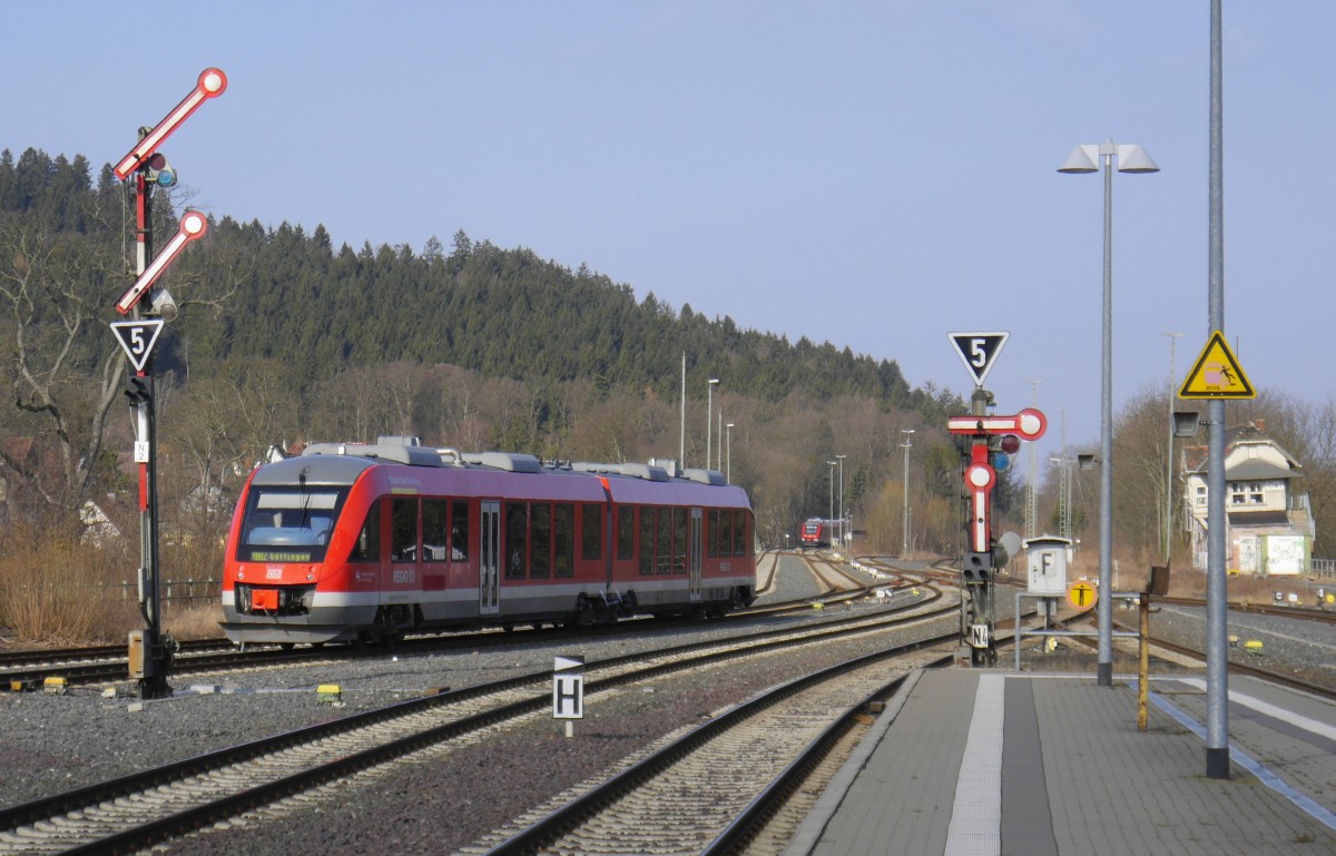 648 251 verlässt Goslar in Richtung Kreiensen. Die Ausfahrt aus Gleis 2 erfolgt auf Hp2. Die Ausfahrt aus Gleis 4 (Richtung Hildesheim) regelt einer der noch recht zahlreichen Winzlinge in der Region (Aufnahme vom 8.3.16).