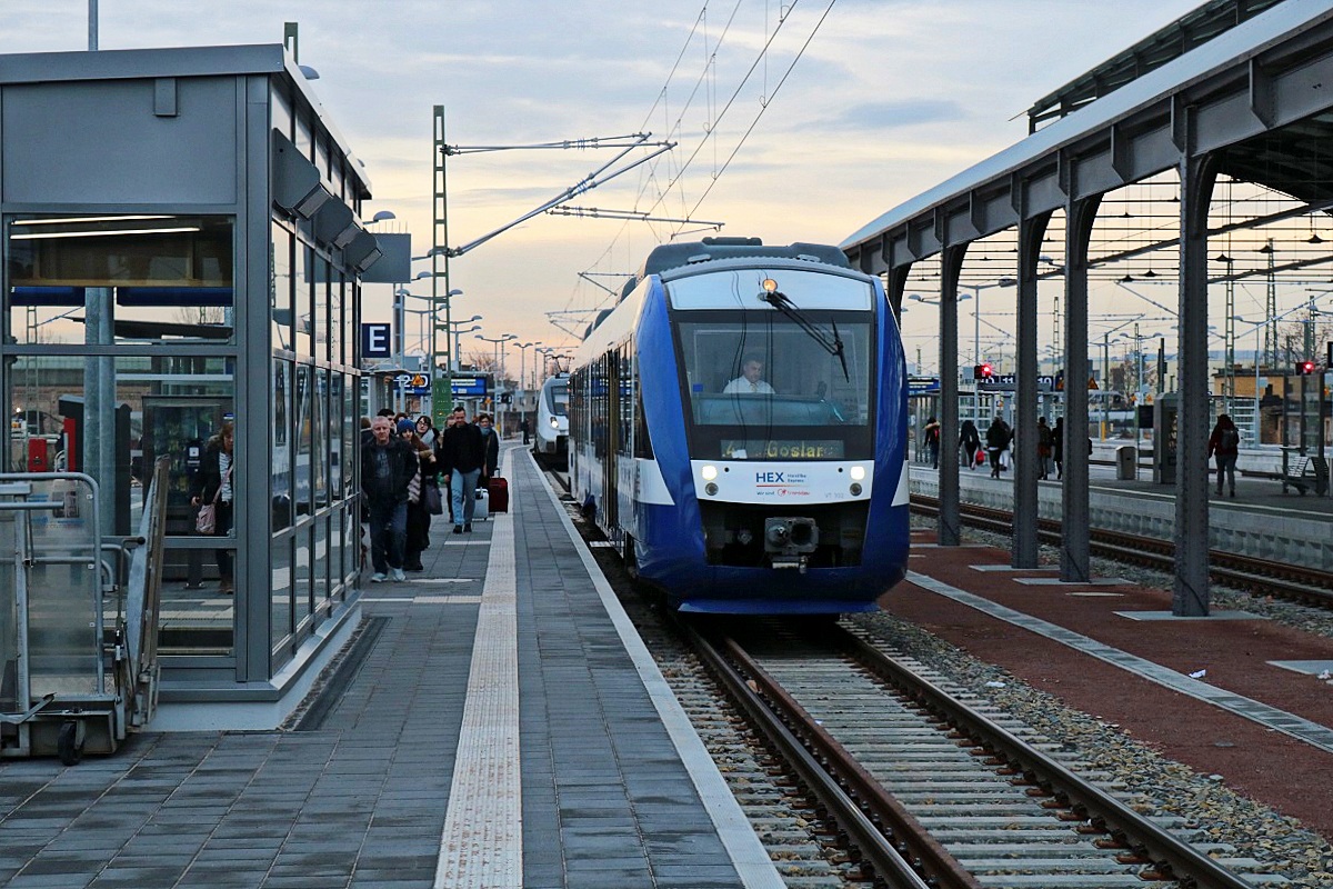 648 302 (Alstom Coradia LINT 41) von Transdev Sachsen-Anhalt (HarzElbeExpress) als HEX80416 (HEX 4) nach Goslar steht in seinem Startbahnhof Halle(Saale)Hbf auf Gleis 12 E-F. [27.12.2017 | 15:22 Uhr]