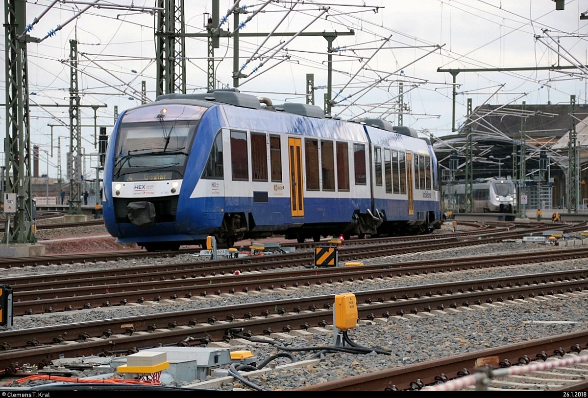 648 395 und 648 368 (Alstom Coradia LINT 41) von Transdev Sachsen-Anhalt (HarzElbeExpress) als HEX80416 (HEX 4) von Halle(Saale)Hbf nach Goslar durchfahren das Gleisvorfeld von Halle(Saale)Hbf. Aufgenommen von der Delitzscher Straße. [26.1.2018 | 15:52 Uhr]