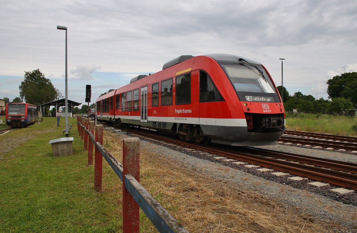 648 617-8 verlässt am 10.6.2017 als RE6 (RE3612)  Prignitz-Express  von Berlin Spandau nach Wittenberge den Pritzwalker Bahnhof.