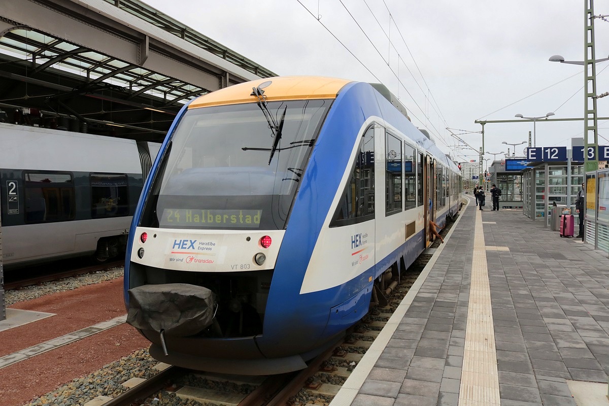 648 803 (Alstom Coradia LINT 41) von Transdev Sachsen-Anhalt (HarzElbeExpress) als HEX80530 (HEX 4) nach Halberstadt steht in seinem Startbahnhof Halle(Saale)Hbf auf Gleis 12 E-F. [28.12.2017 | 12:45 Uhr]