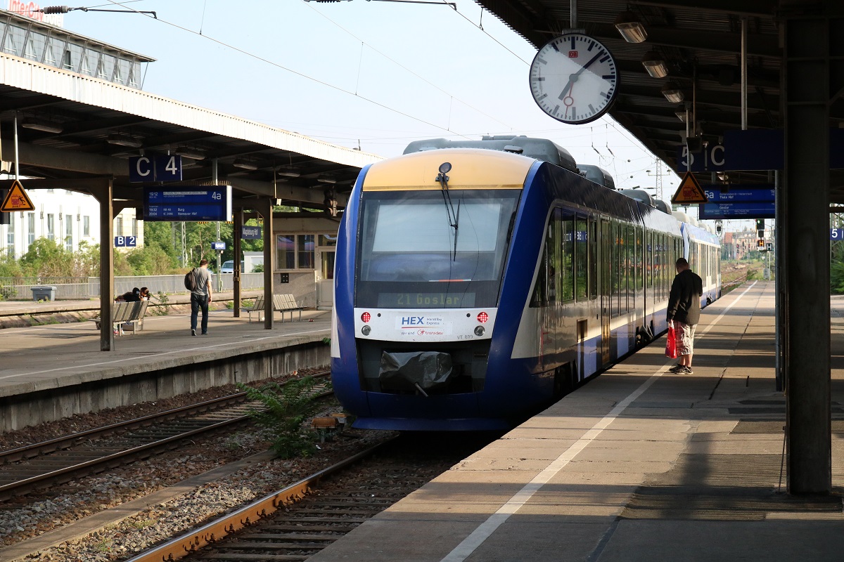 648 809 (Alstom Coradia Lint) und eine weitere BR 648 des HarzElbeExpress als HEX80458 (HEX11) nach Thale und HEX80516 (HEX21) nach Goslar stehen im Startbahnhof Magdeburg Hbf auf Gleis 5a. [6.7.2017 - 19:10 Uhr]