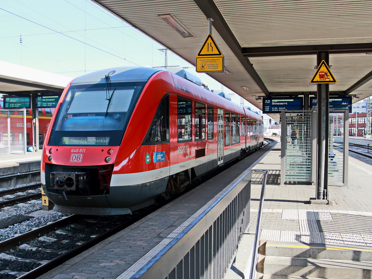 648 811 als RB nach Simmelsdorf - Hüttenbach steht im Bahnhof von Nürnberg am 22. Februar 2018.

