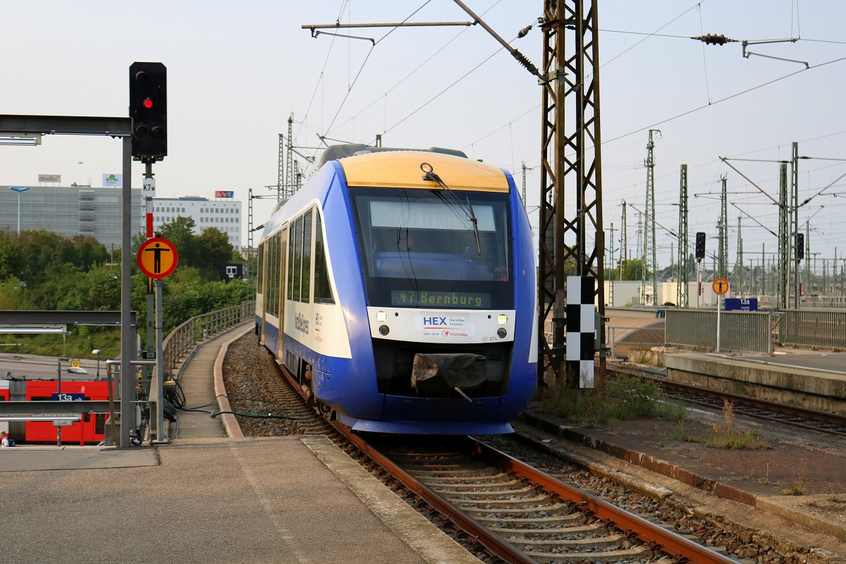648 874 (Alstom Coradia LINT) von Transdev Sachsen-Anhalt (HarzElbeExpress) als HEX80565 (HEX 47) von Bernburg erreicht seinen Endbahnhof Halle(Saale)Hbf auf Gleis 1a. [26.8.2017 - 18:01 Uhr]