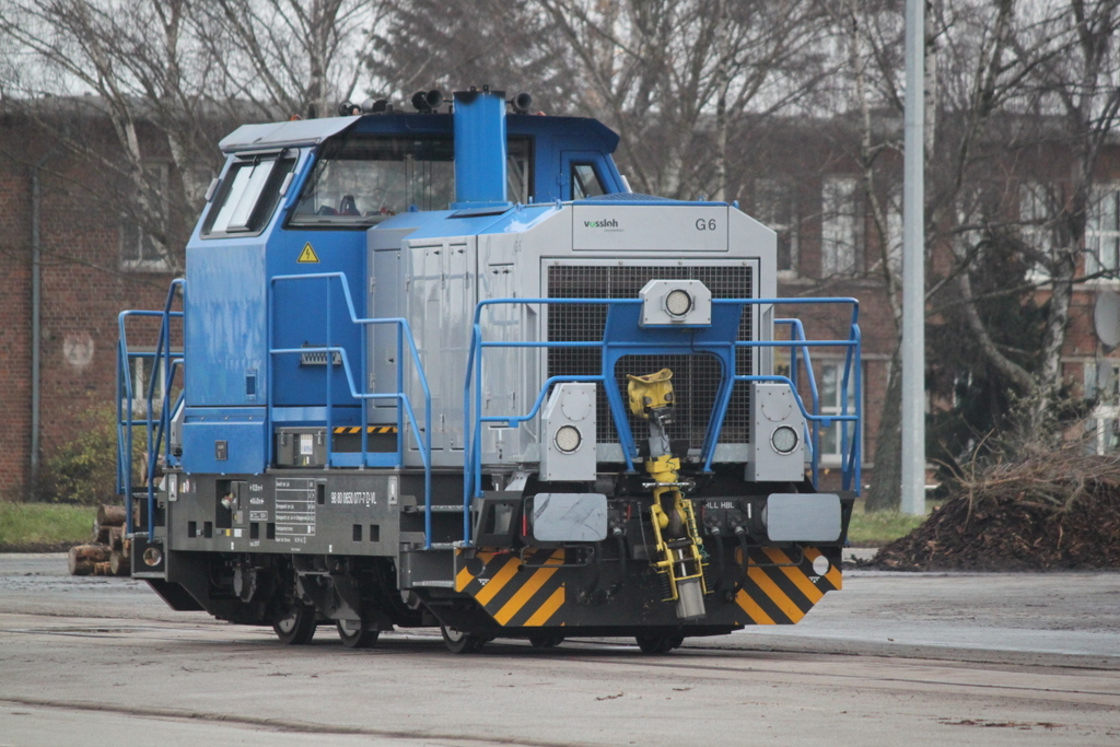 650 077-7 der Firma Vossloh Locomotives GmbH stand am 02.12.2017 im Rostocker Fracht und Fischereihafen abgestellt. Foto wurde durch das Hafentor gemacht.