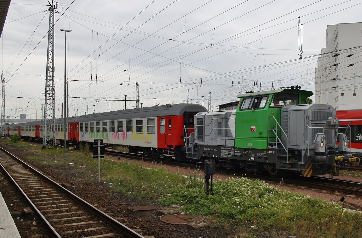 650 301-1 rangiert am 2.8.2016 mit 5 Wagen des D300 Malmö Central-Berlin Hbf. (tief) in Berlin Lichtenberg.