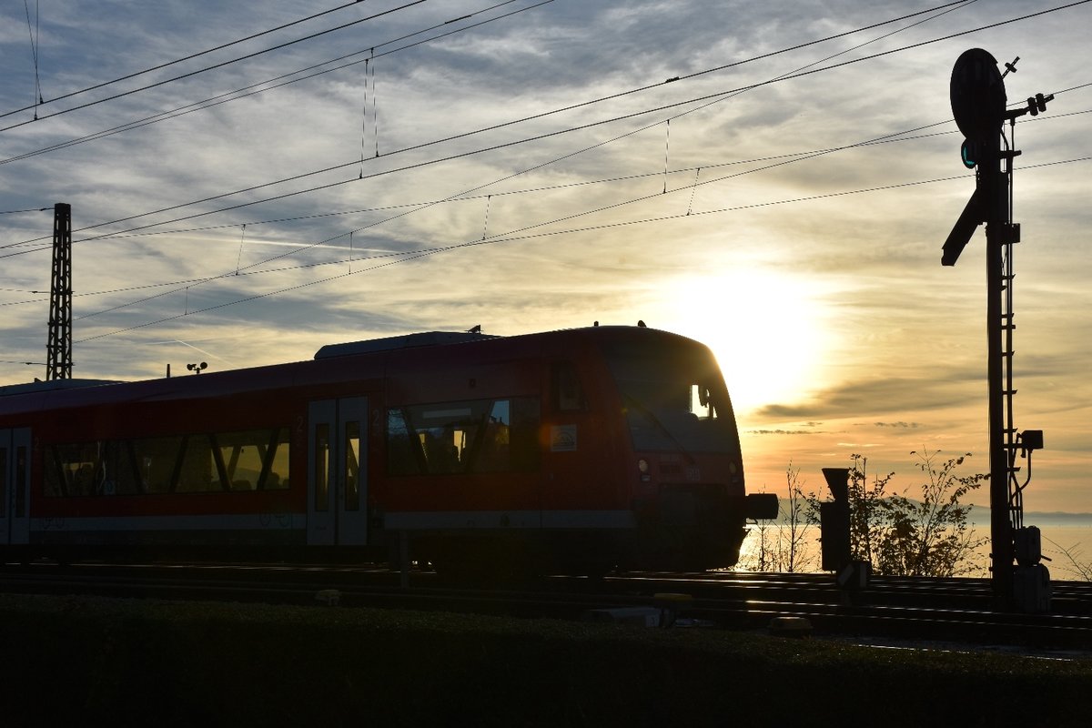 650 314 verlässt am 26.10.2017 am späteren Nachmittag den Bahnhof Lindau am Bodenseedamm im Gegenlicht