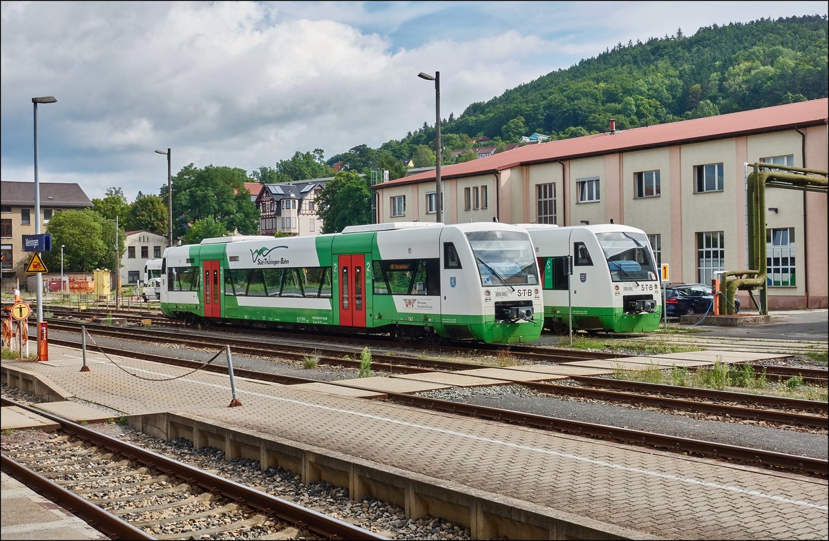 650 517-5 u. 650 128-4 von der S*T*B stehen abgestellt am 28.07.2017 im Bhf. von Meiningen. 
