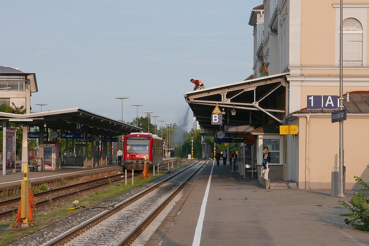 650 527-5, abfahrbereit als RB 22739 nach Lindau, bekommt noch leichten Wassernebel von der Vordachreinigung des Friedrichshafener Stadtbahnhofs ab (07.09.2017).