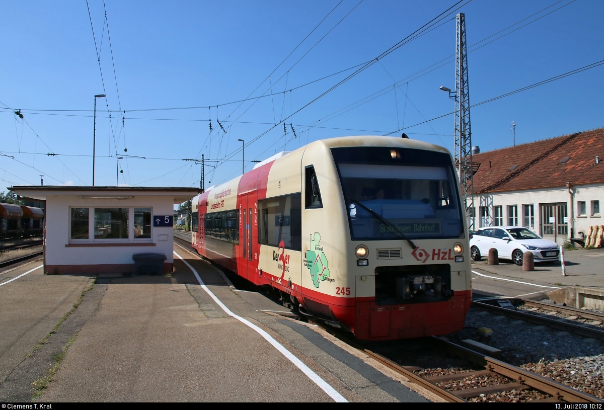 650 641-3 (VT 245 | Stadler Regio-Shuttle RS1) der Hohenzollerischen Landesbahn AG (HZL) als HzL88610 nach Bräunlingen Bahnhof wird in ihrem Startbahnhof Villingen(Schwarzw) auf Gleis 2 bereitgestellt.
[13.7.2018 | 10:12 Uhr]