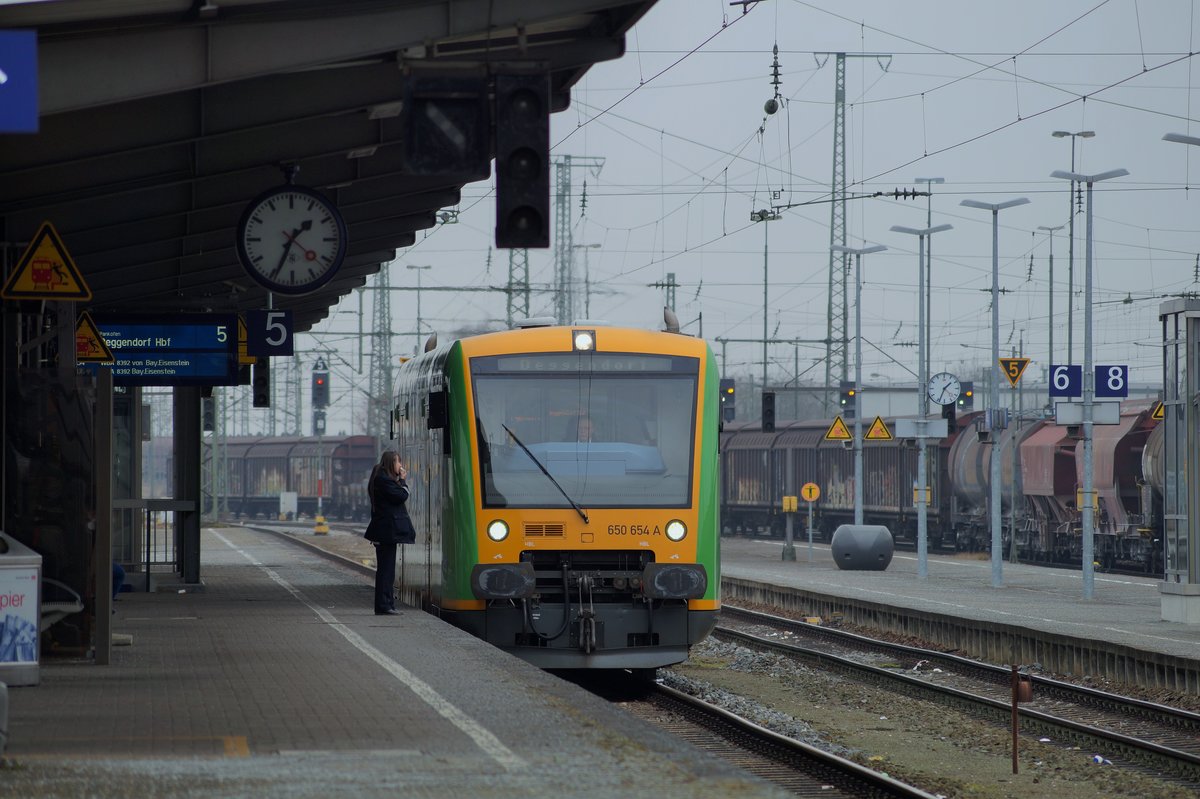 650 654 der WALDBAHN wartet im Bahnhof Plattling auf die Abfahrt nach Deggendorf.
Plattling, 23.3.2018
