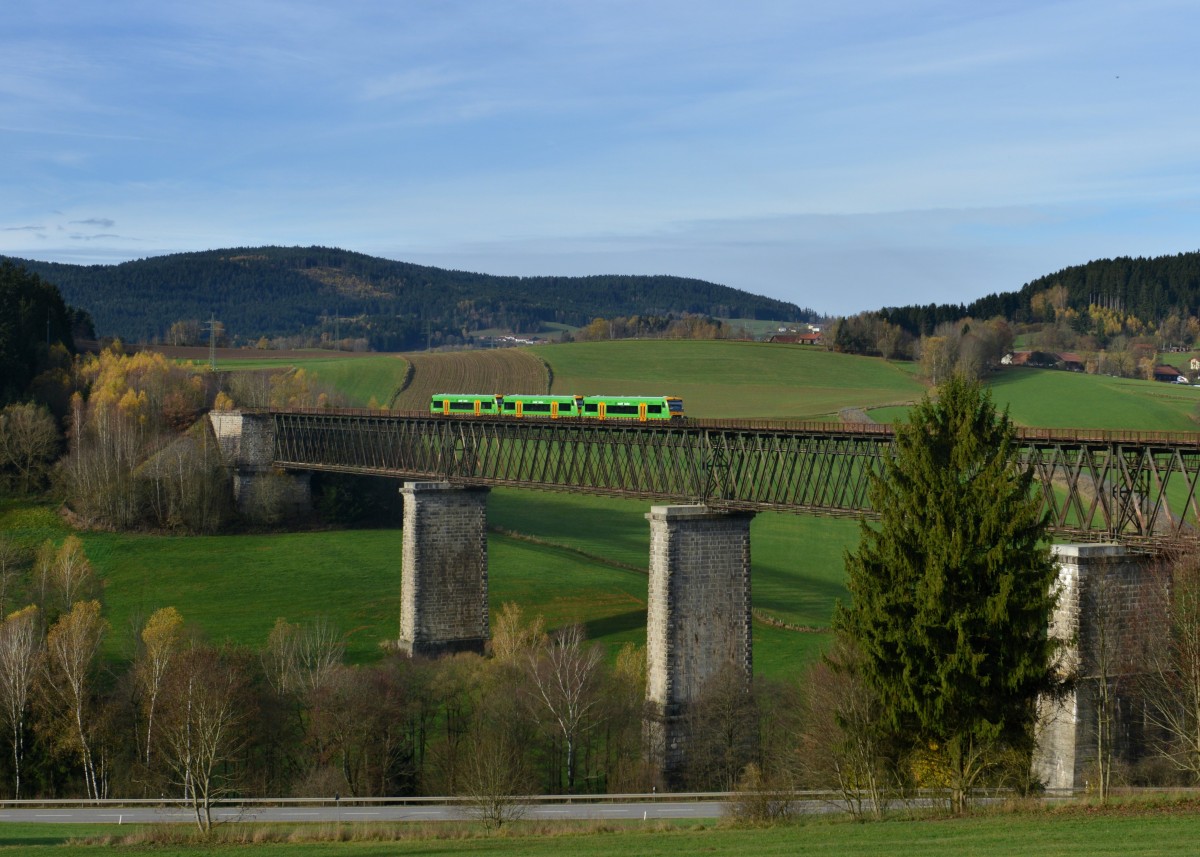 650 655 (VT 20) + 650 659 (VT 24) + 650 650 (VT 15) als RB nach Bayerisch Eisenstein am 04.11.2013 auf der Ohebrcke bei Regen.