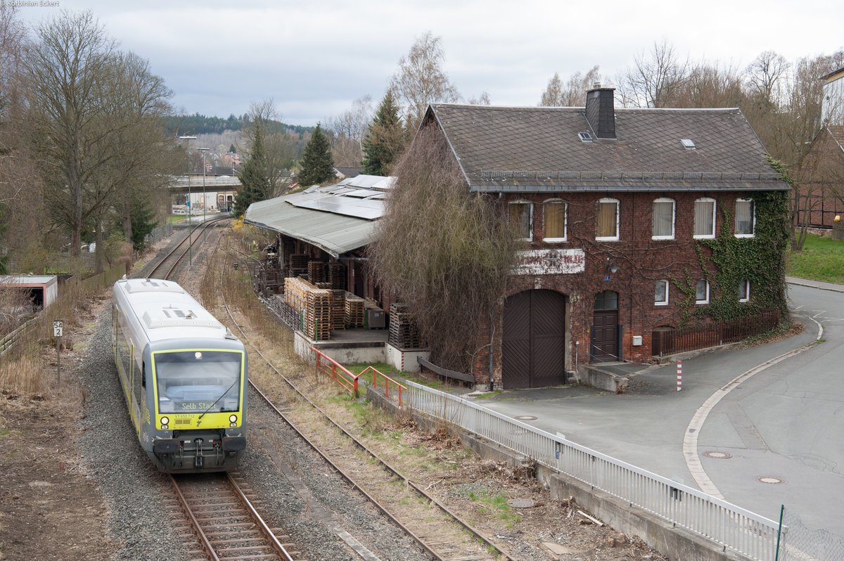 650 712 als ag 84419 von Oberkotzau nach Selb Stadt bei der Ausfahrt in Oberkotzau, 13.04.2018