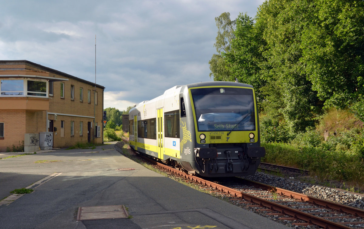 650 738 erreicht am 18.06.18 von Hof kommend den Bahnhof Oberkotzau. Anschließend setzte er seine Fahrt nach Selb Stadt fort.