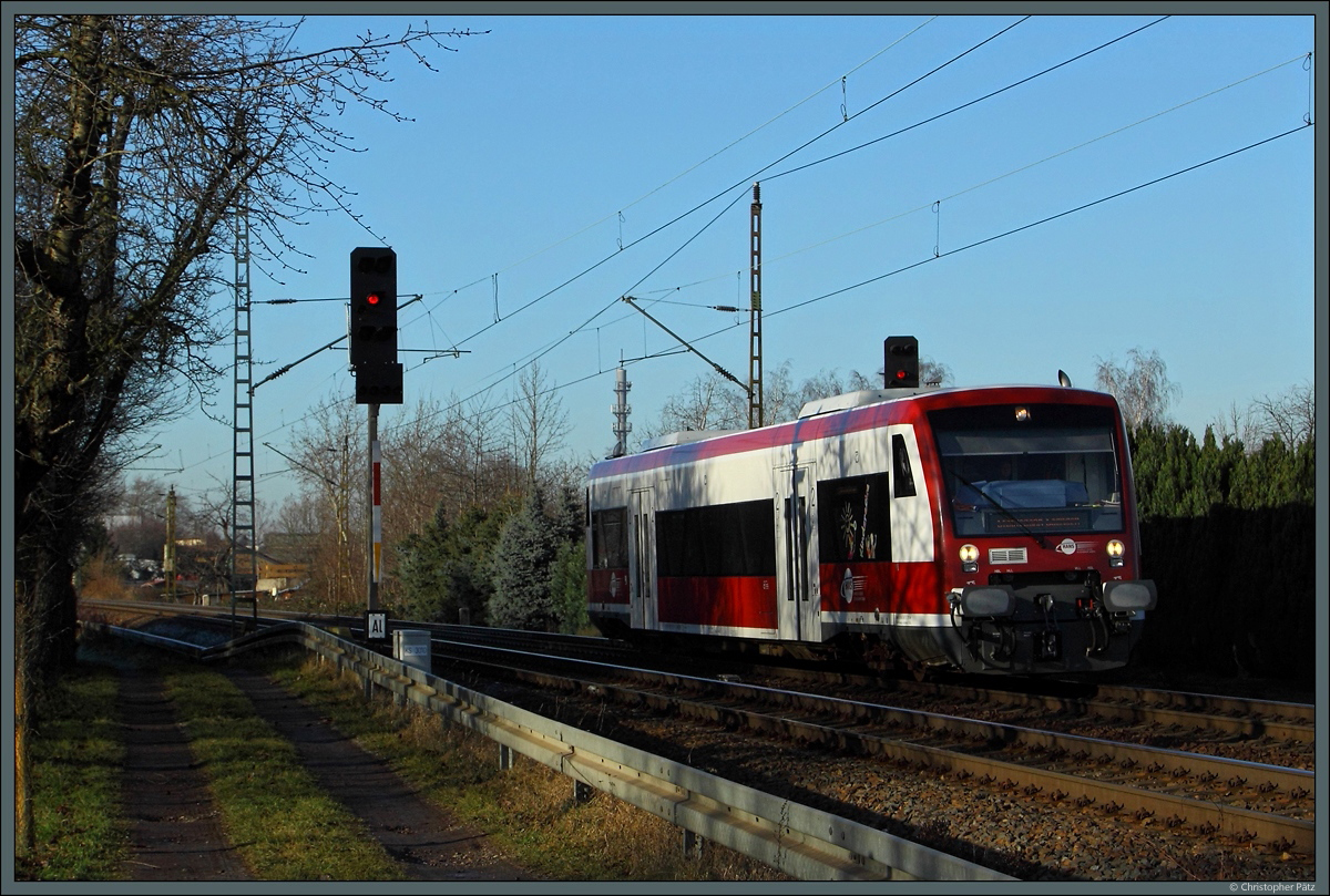 650.06 der Hanseatischen Eisenbahn rollt am 30.12.2016 in Dresden-Stetzsch auf dem Gegengleis Richtung Dresden. Die Zugzielanzeige lässt vermuten, dass das Fahrzeug beim Schwesterunternehmen Städtebahn Sachsen aushelfen soll.