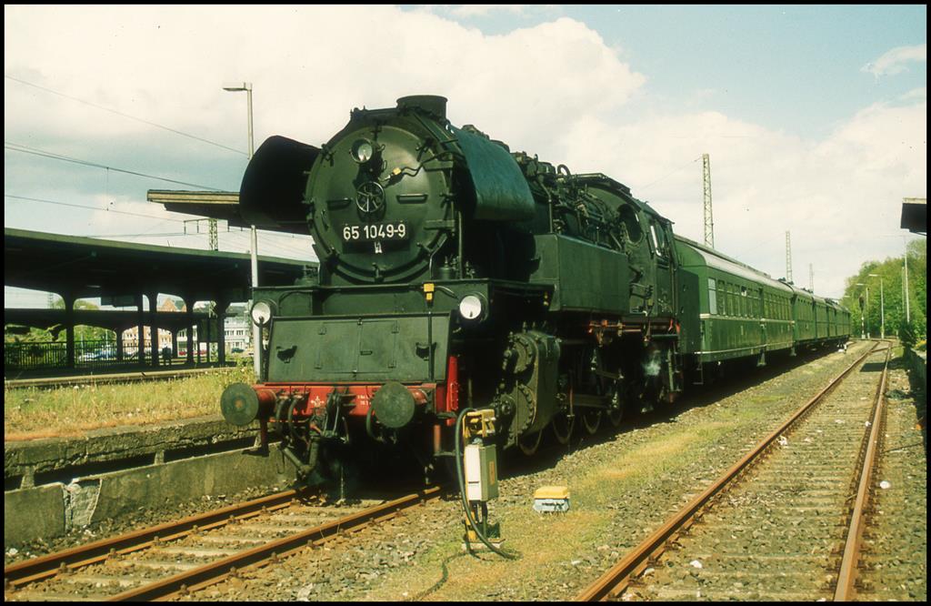 651049 am 10.5.1997 mit Sonderzug im Bahnhof Löhne.