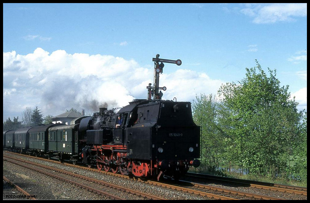 651049 fährt hier am 10.05.1997 um 16.38 Uhr mit einem Sonderzug aus Bad Oeynhausen kommend in den Bahnhof Vlotho an der Weser ein.