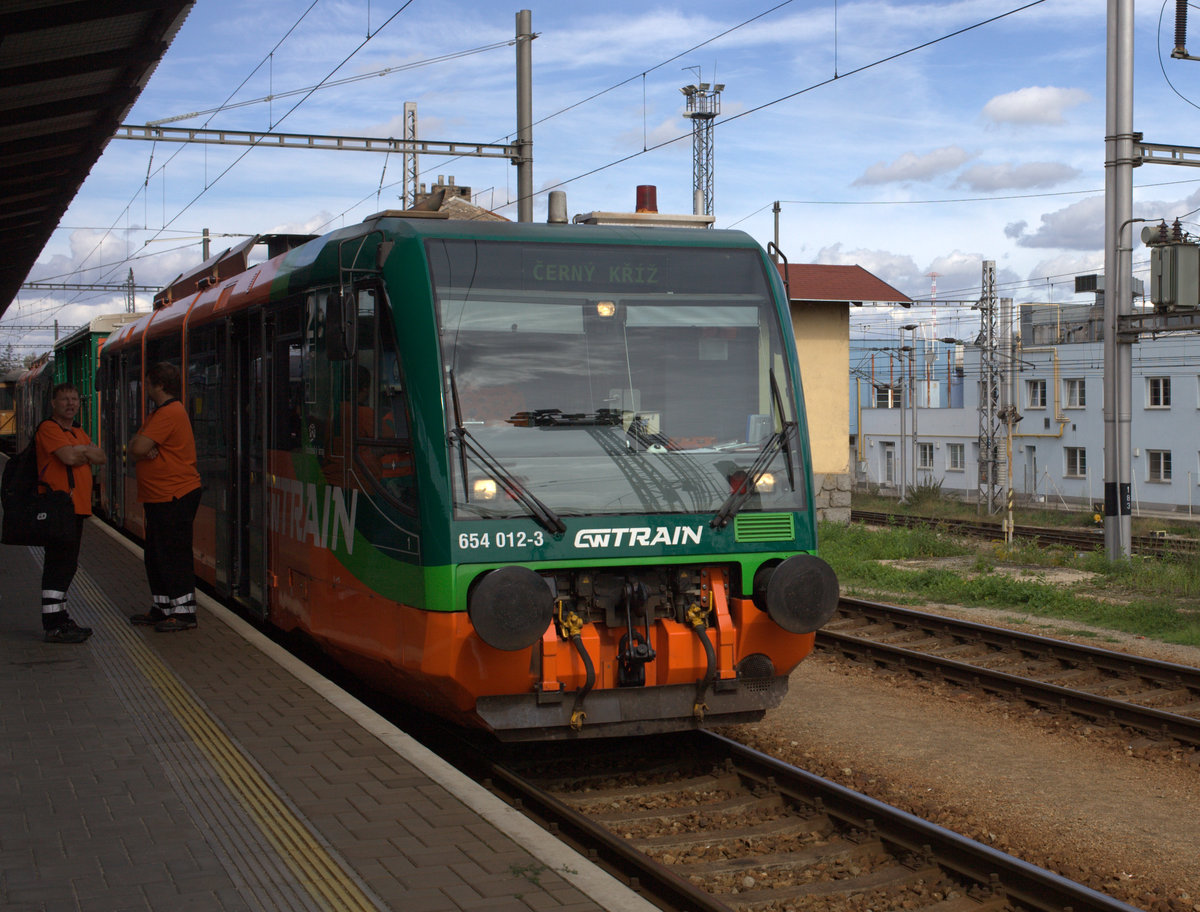 654 012-3 nach Černý Kříž  mit einem Fahrradwagen in Budweis. 22.09.2018 12:09 Uhr.