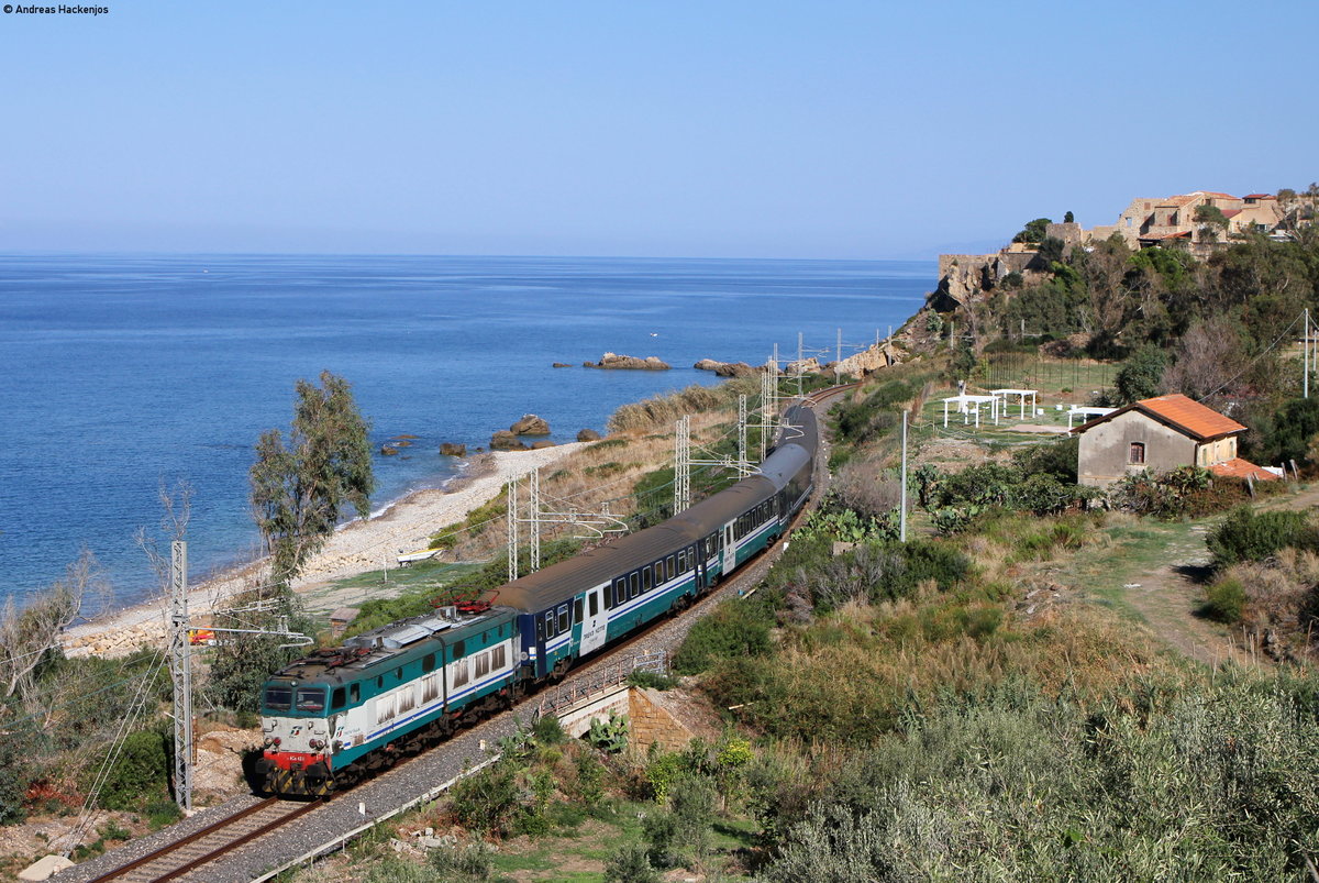 656 424 mit dem ICN 1965 (Messina Centrale-Palermo Centrale) bei Tusa 4.10.16