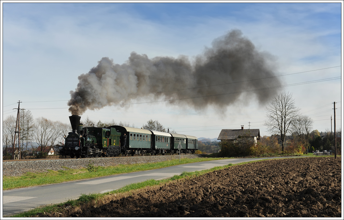 671 der GKB am 29.10.2016 mit ihrem SPZ 8524 von Wies nach Lieboch kurz nach der Ausfahrt aus dem Bahnhof St. Martin-Bergla aufgenommen.