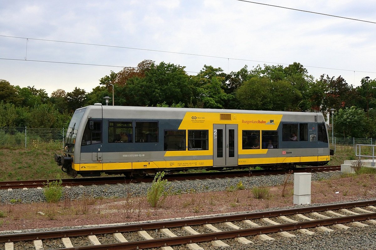 672 908 (DWA LVT/S) der Burgenlandbahn (DB Regio Südost) als RB 26811 (RB78) nach Querfurt verlässt ihren Startbahnhof Merseburg auf Gleis 4. [9.9.2017 | 11:08 Uhr]