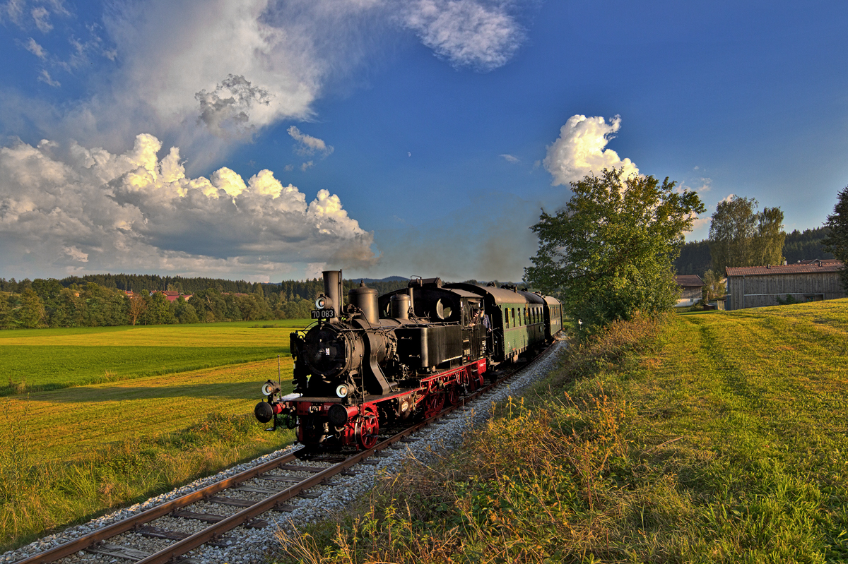 70 083 dampft mit einem historischen Sonderzug anlässlich der Wiederaufnahme des Peronenverkehrs zwischen Gotteszell und Viechtach in Patersdorf vorüber.Bild vom 10.9.2016