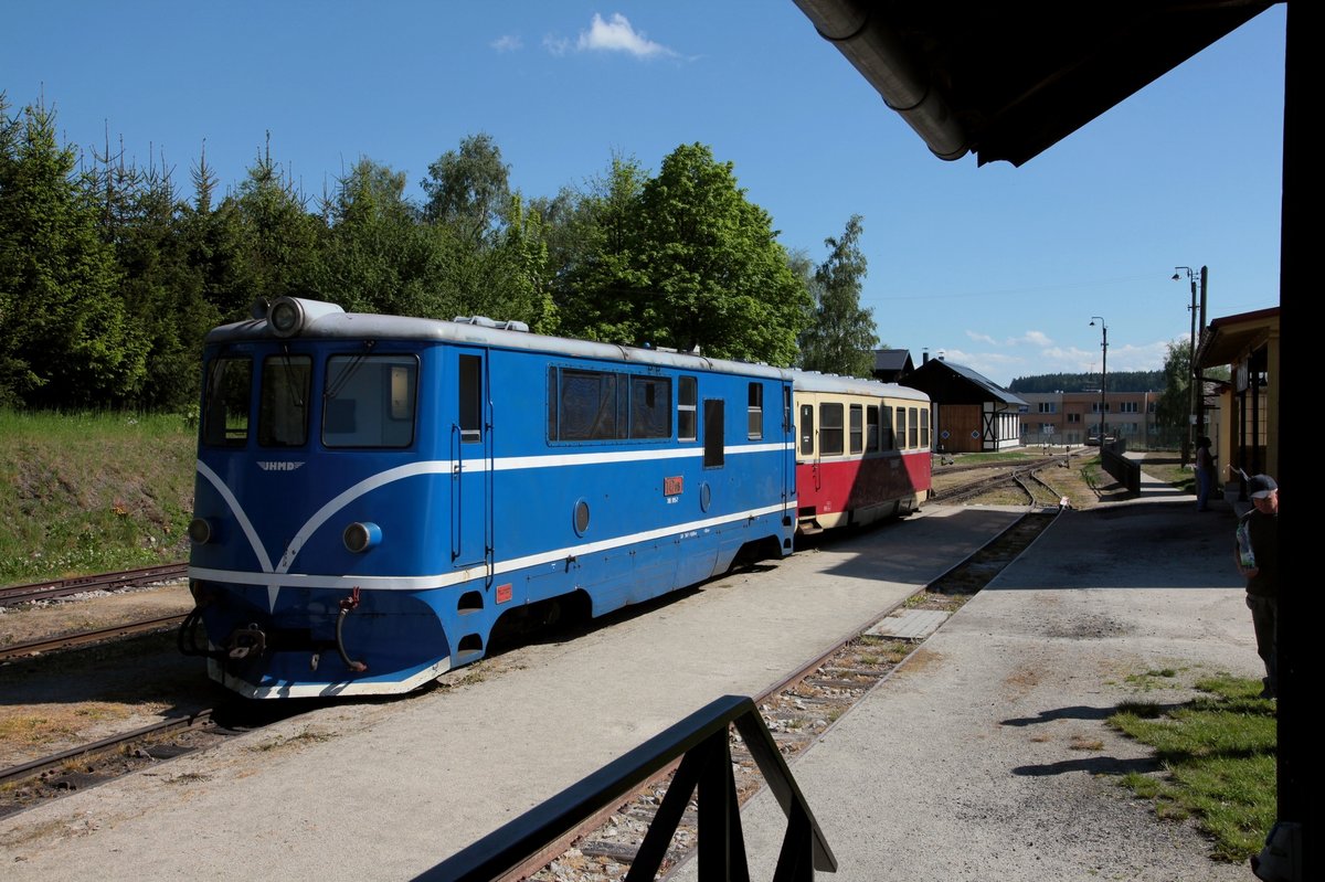 705 915 steht mit Os257 abfahrbereit im Bf Nová Bystrice am 20.05.2014