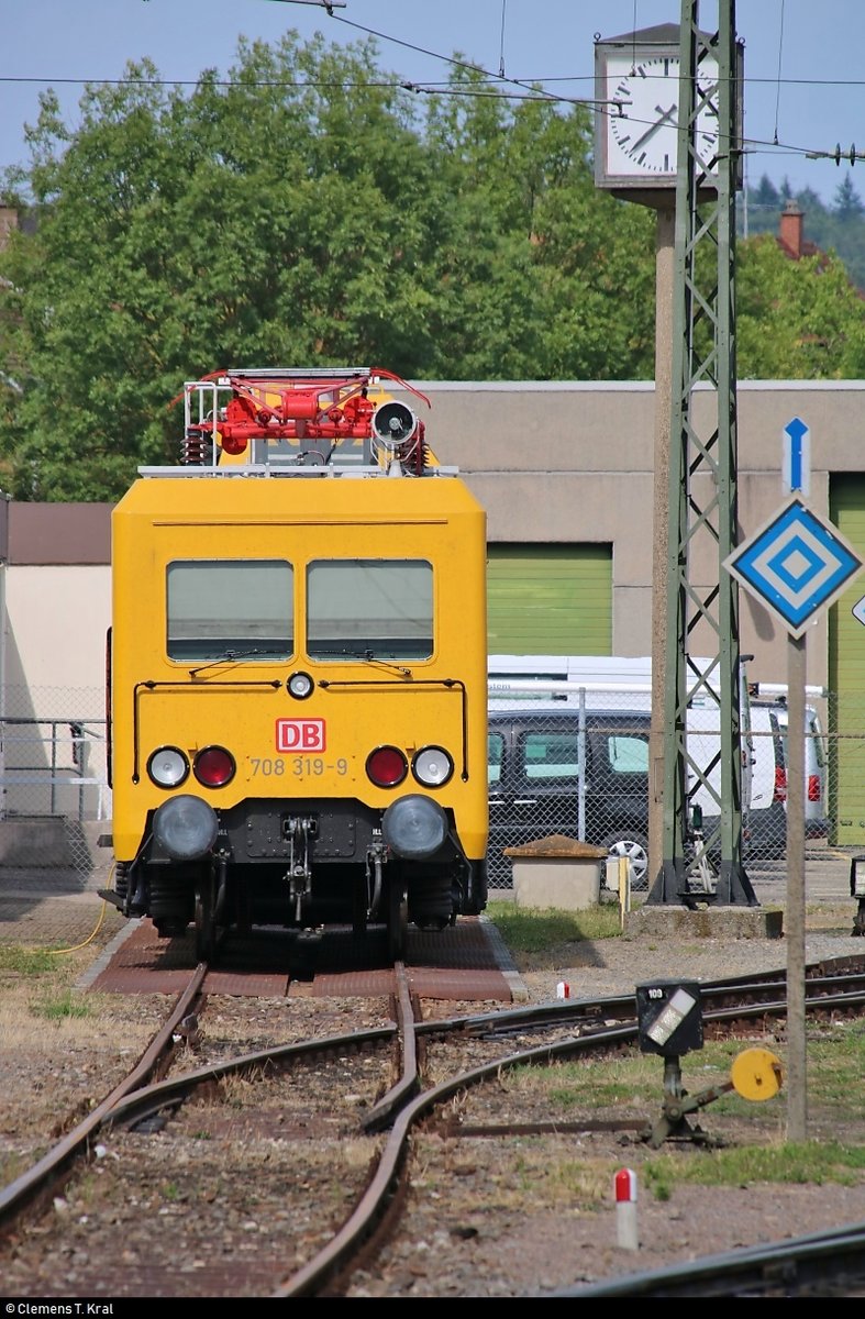 708 319-9 (DR 188.3), ein Oberleitungsrevisionstriebwagen (ORT) der DB Netz AG, ist im Bahnhof Singen(Hohentwiel) auf einem stromlosen Gleis abgestellt.
Aufgenommen am Ende des Bahnsteigs 1.
[14.7.2018 | 16:40 Uhr]