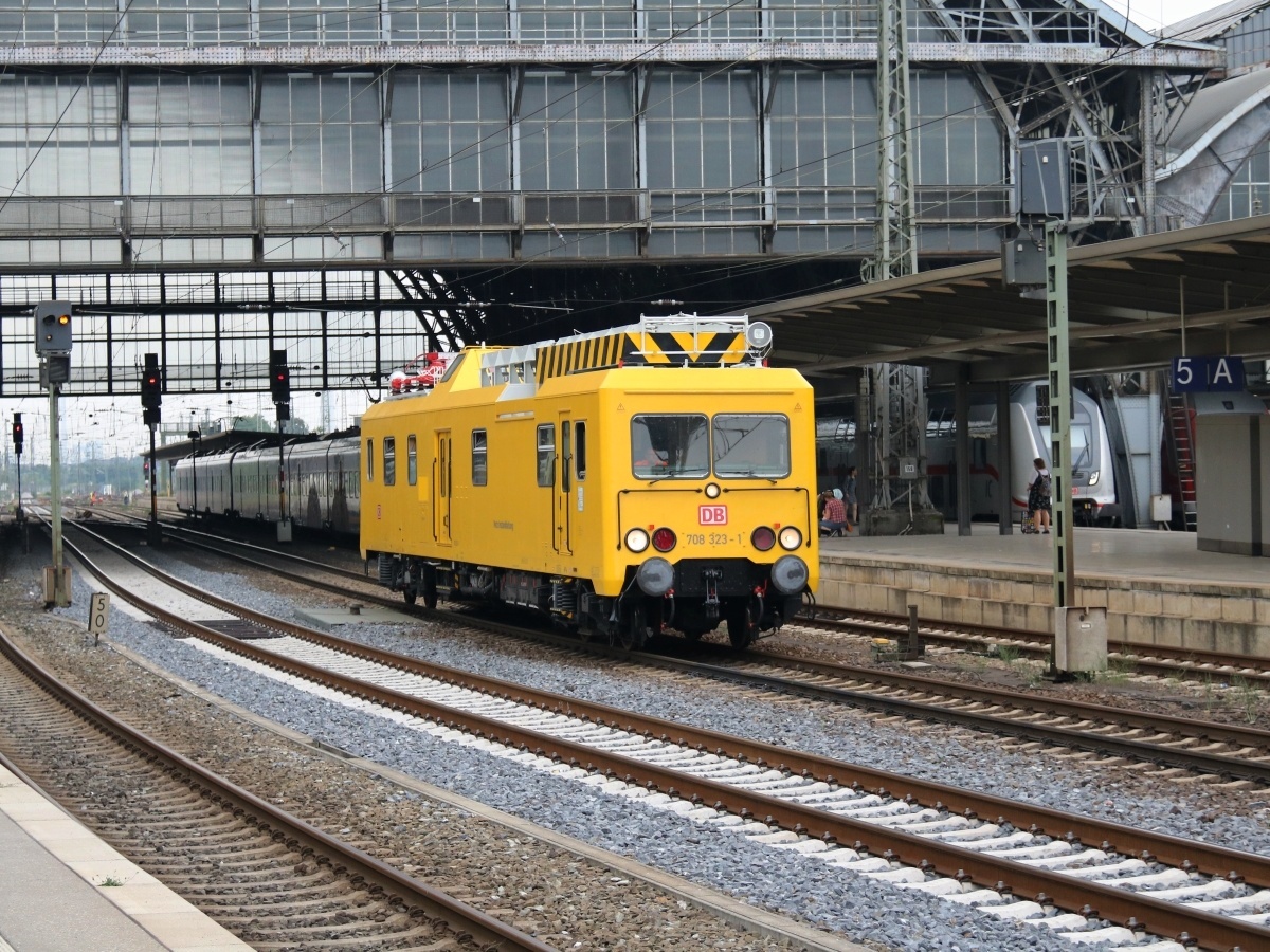 708 323-1 DB Netz Instandhaltung  Oberleitungsrevisionstriebwagen am 27.07.2016 im Bremer Hbf unterwegs...<P>
Weitere Bilder zum Thema Bahnfotografie gibt es auf meiner Site unter:<br> 
<a href= http://www.ralf-bueker.de/Ralf's Eisenbahnbilder.htm target= _blank >Ralf's Eisenbahnbilder
