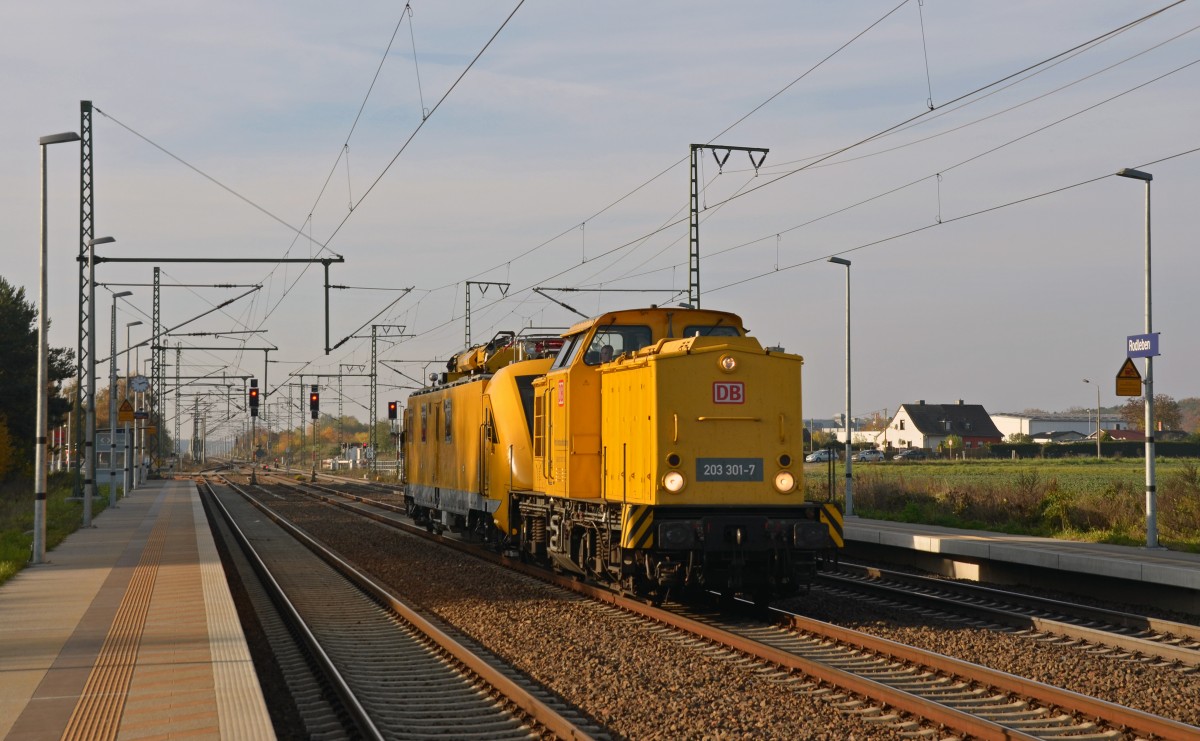 711 119 wurde am 31.10.15 von 203 301 durch Rodleben Richtung Dessau geschleppt.